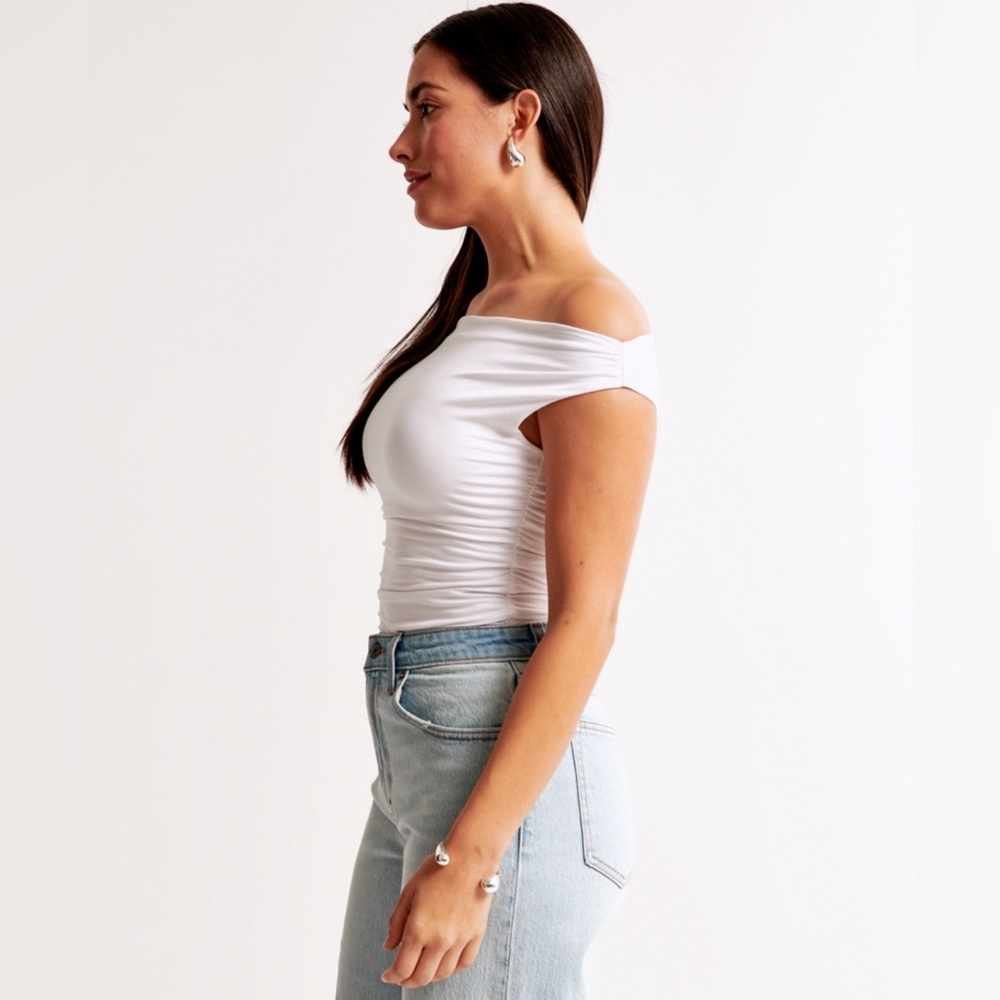 NWT Off-the-Shoulder Ruched Top - Picture 5 of 6